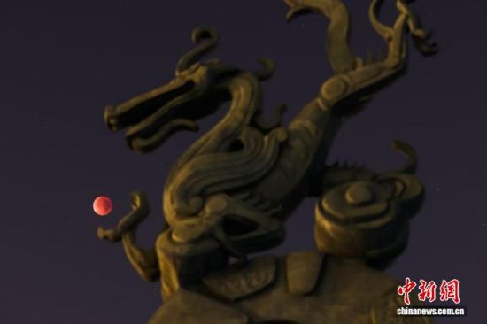 9月8日凌晨，月全食發(fā)生期間，夜空出現(xiàn)罕見的“紅月亮”?！≈行律缬浾?　泱波 　攝